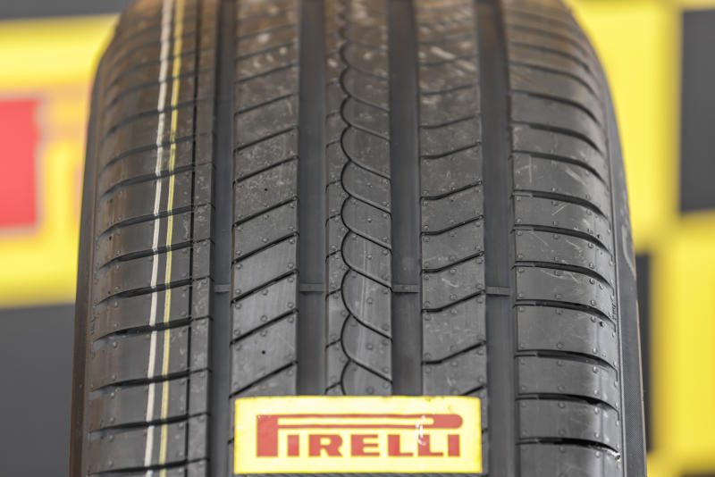 Pirelli Cinturato Rosso 235/45R18 98Y